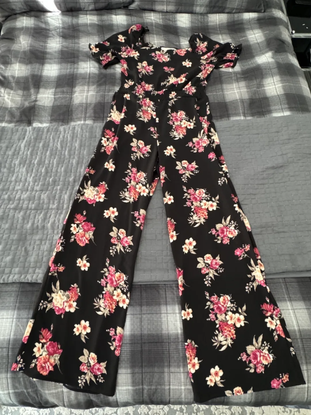 Assorted small women’s clothing size 3 image indicator(10)