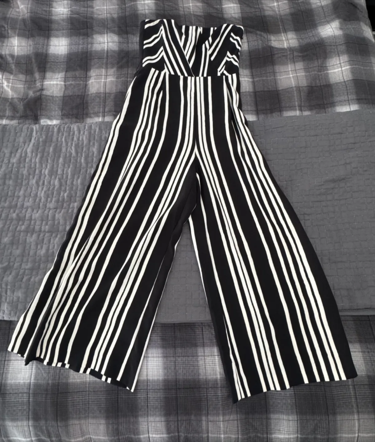 Assorted small women’s clothing size 3 image indicator(9)