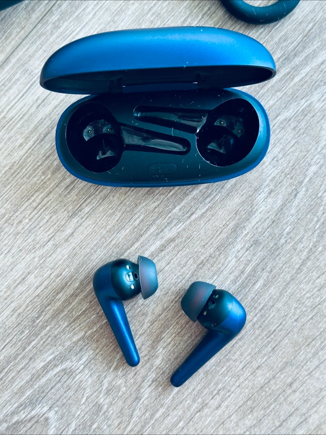 1More Comfobuds Pro Wireless Earbuds with charging Case thumbnail