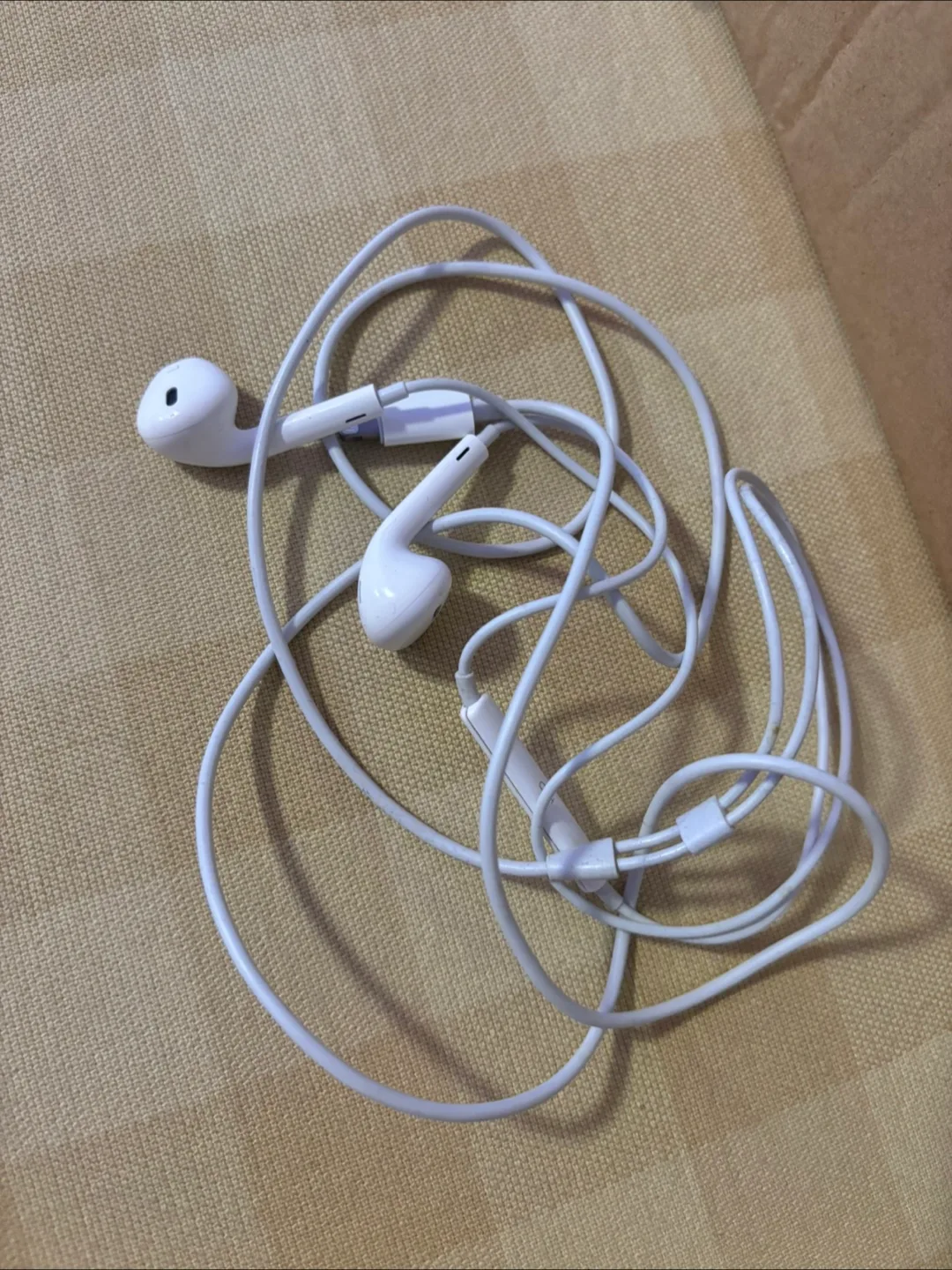 Authentic apple iPhone Wired Earphones thumbnail