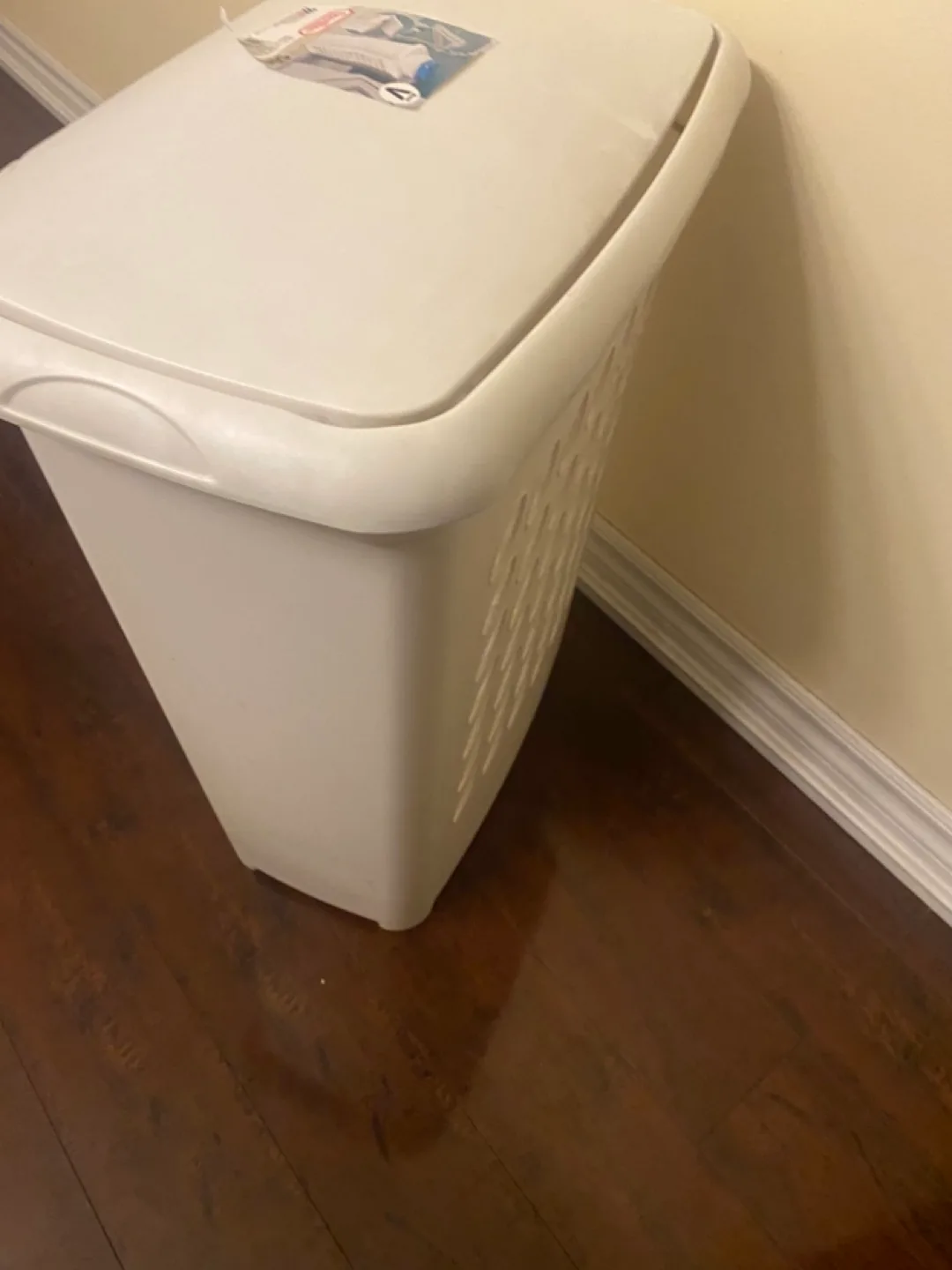 White Laundry Hamper with Lid image indicator(4)