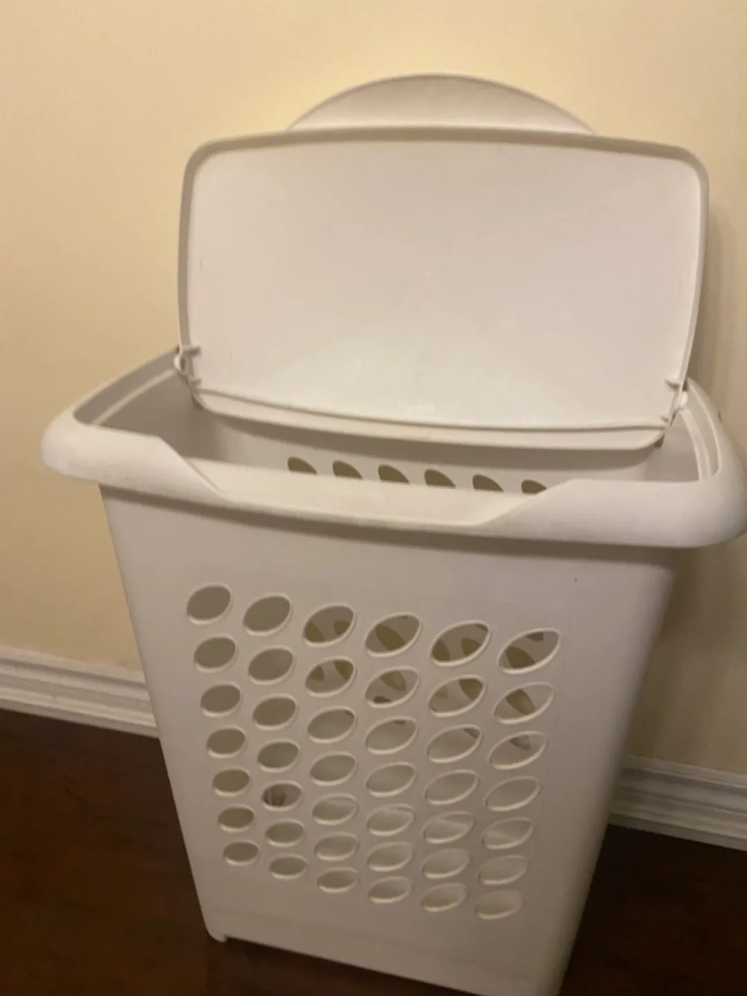 White Laundry Hamper with Lid image indicator(3)