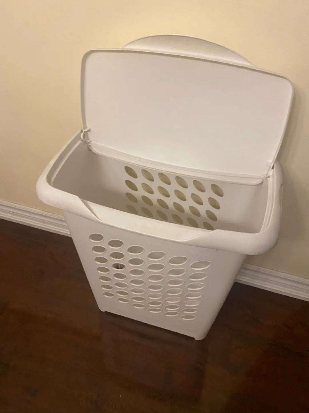 White Laundry Hamper with Lid image indicator(2)