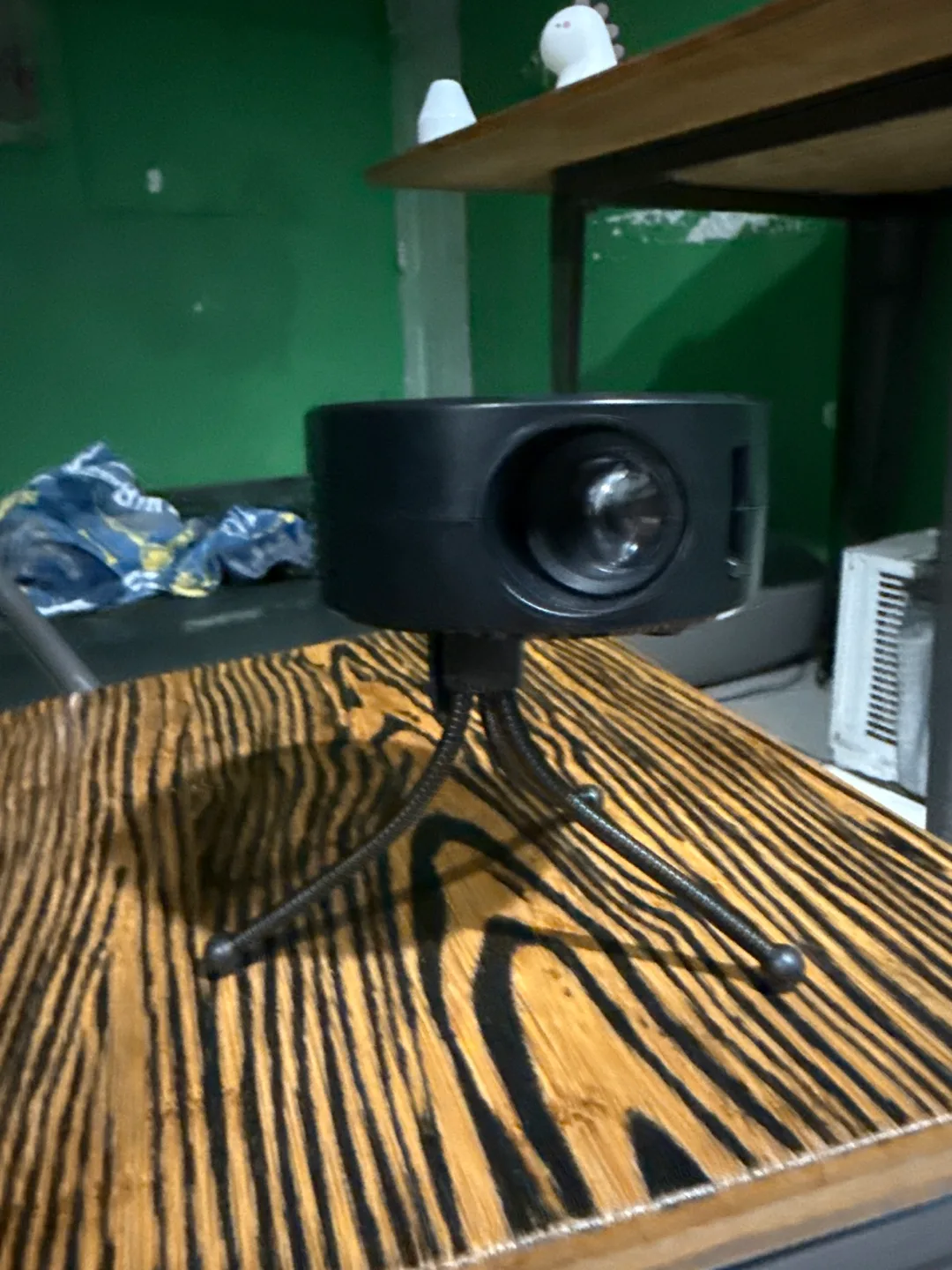 Compact Black Projector and Tripod Bundle image indicator(3)