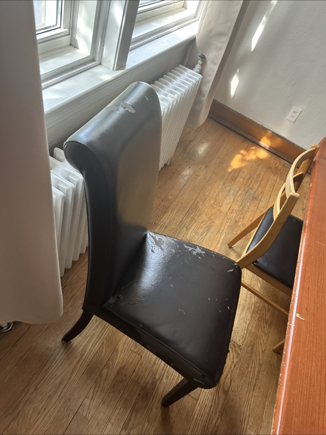 Big table and some chairs , can’ still serve very well - photo 3