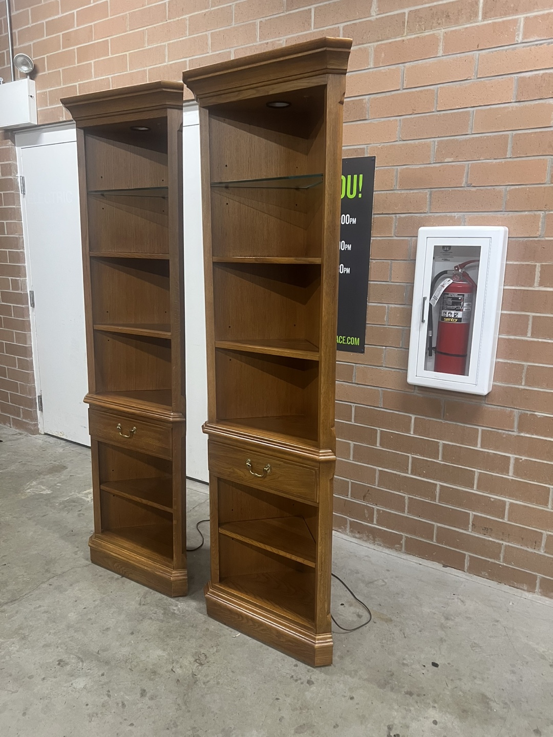 Thomasville set of 2 Bookcase w/lights - photo 4