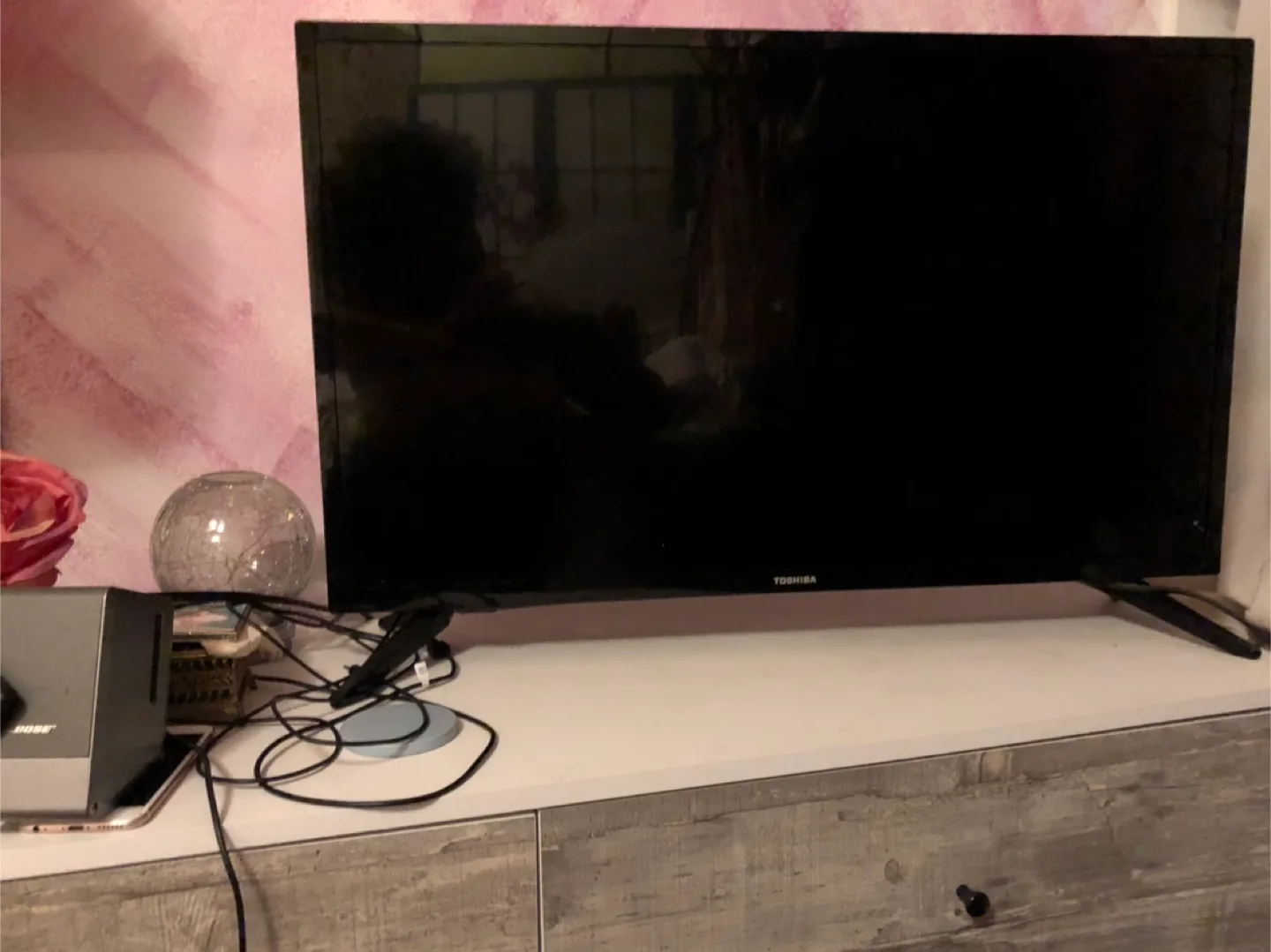 Toshiba Flat Screen 32” Smart Fire TV 💚🥕 image indicator(2)