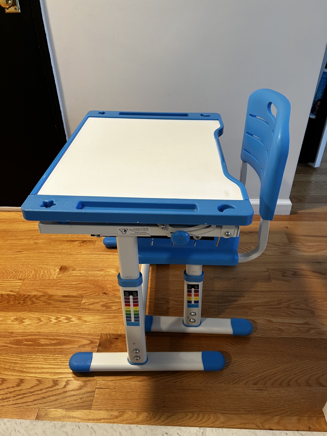 Kids Desk & Chair Set - photo 4