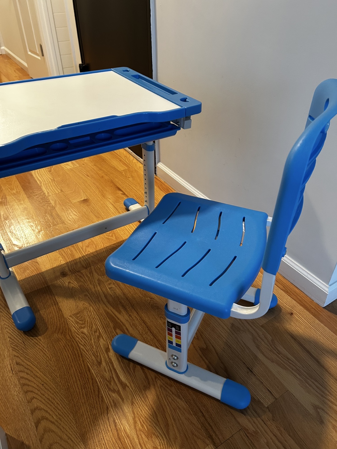 Kids Desk & Chair Set - photo 2
