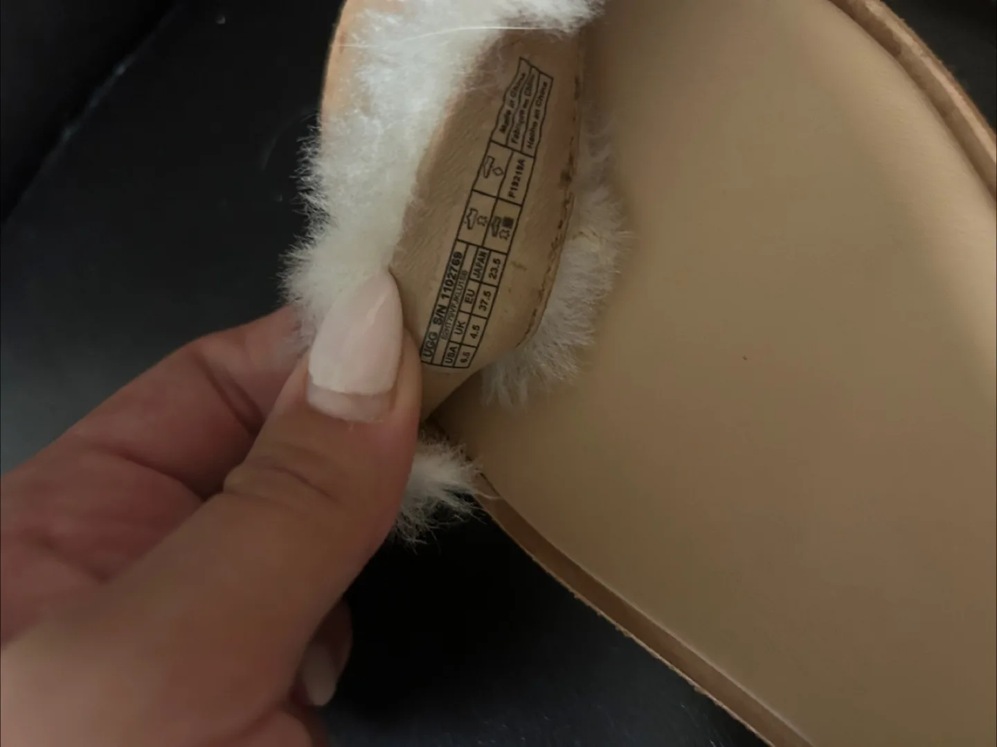 UGG Fluffy Sandals - Size 6.5 🥕 image indicator(4)