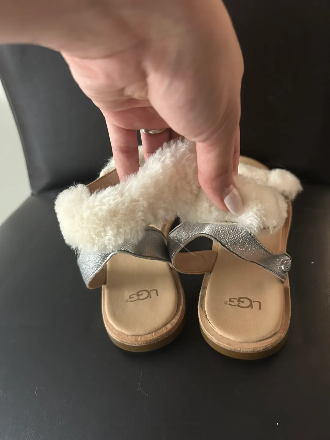 UGG Fluffy Sandals - Size 6.5 🥕 image indicator(3)