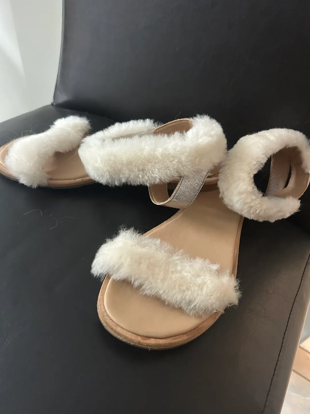UGG Fluffy Sandals - Size 6.5 🥕 image indicator(2)