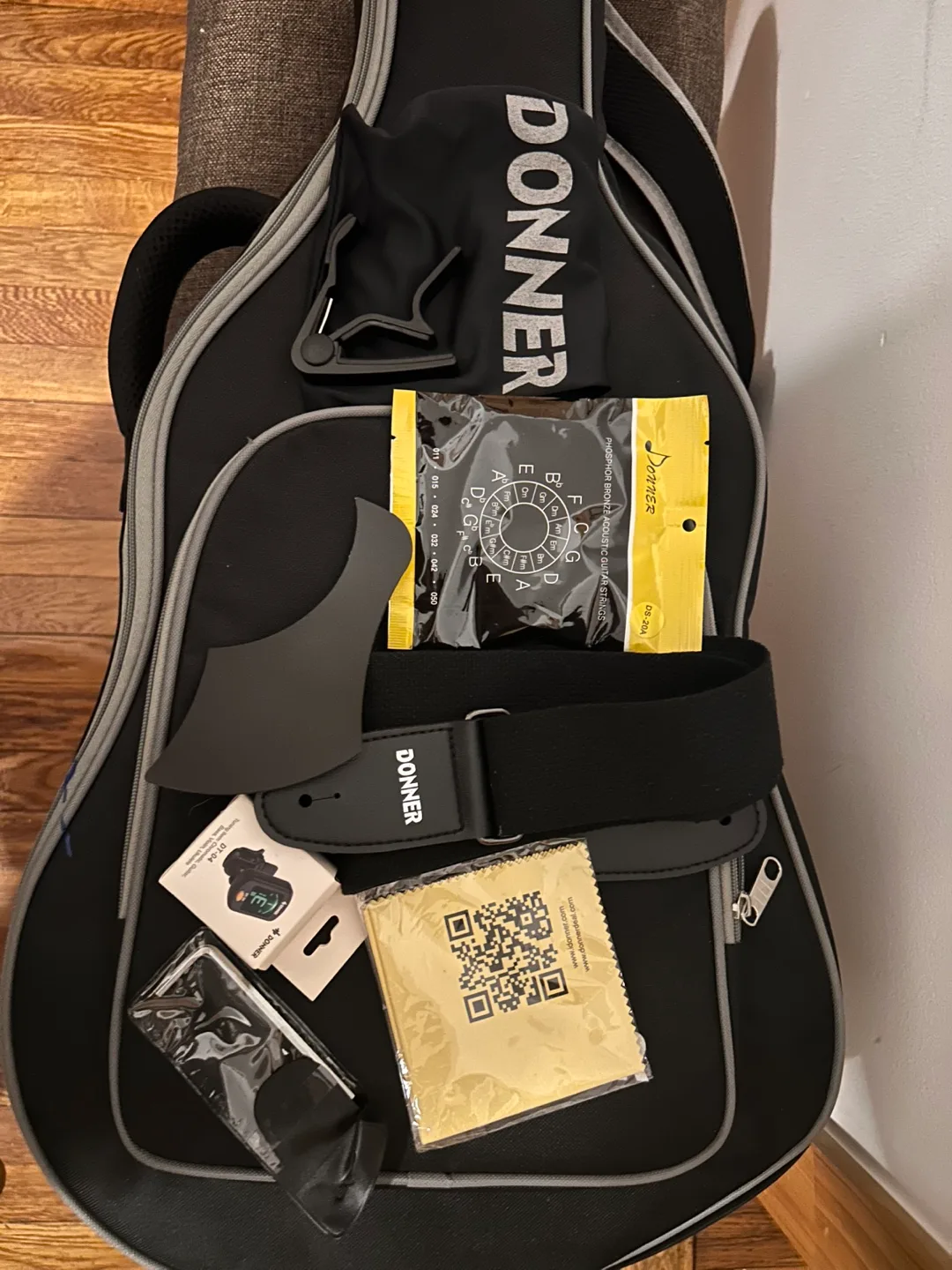 Donner 3/4 Acoustic Guitar image indicator(3)