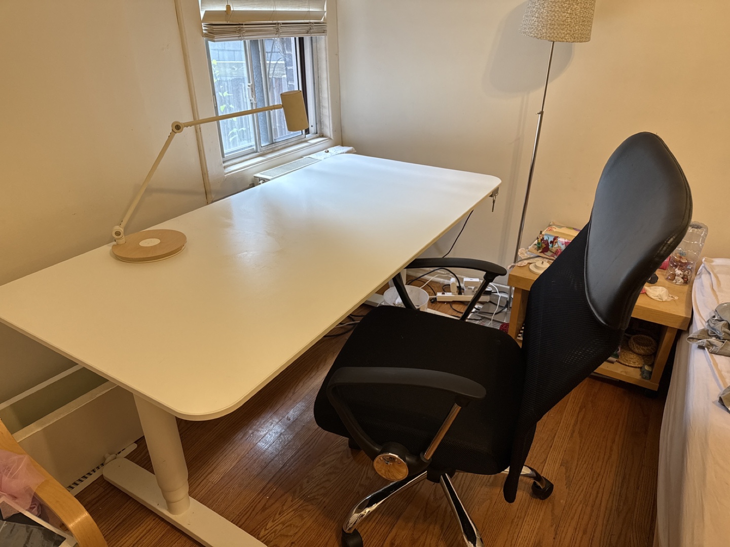 Workspace with desk, lamp and a chair