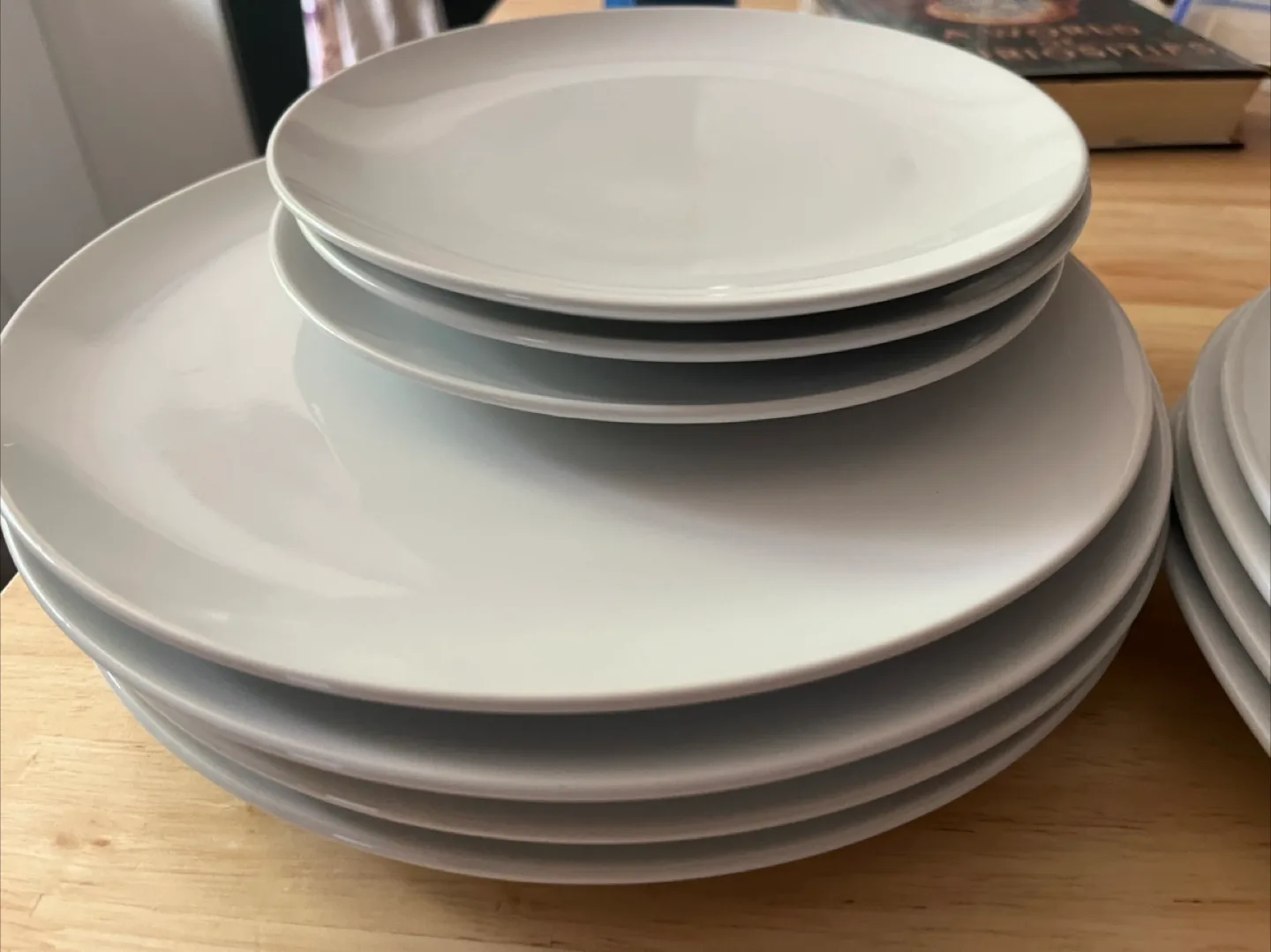 White Dinnerware Set image indicator(4)