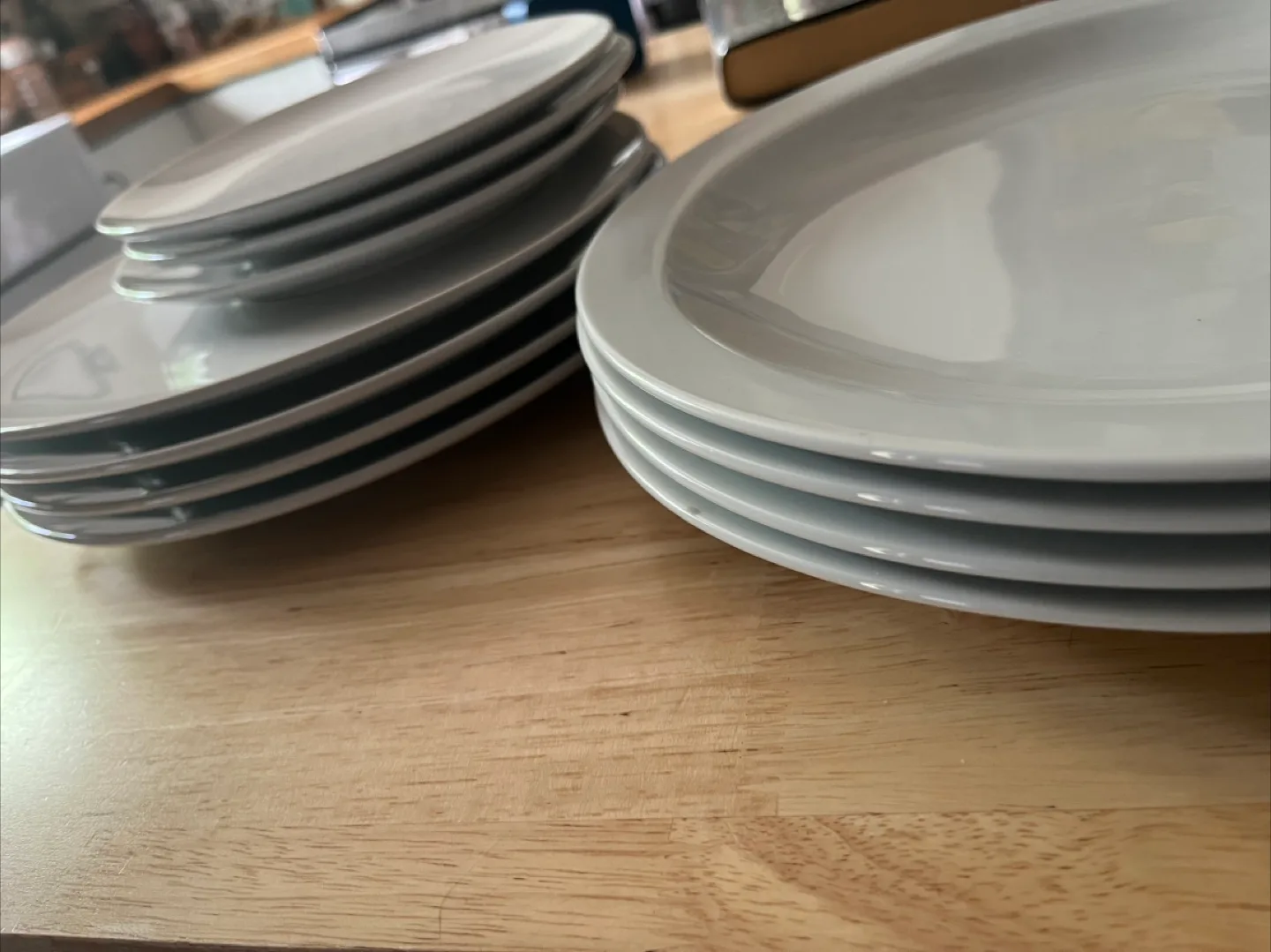 White Dinnerware Set image indicator(2)