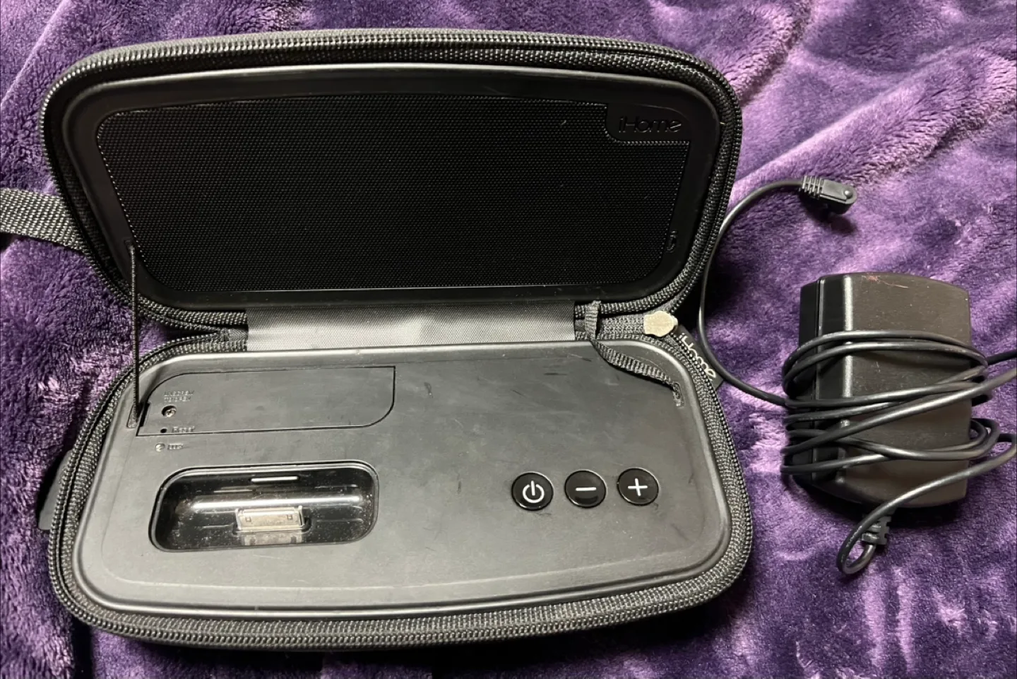 iHome Speaker with Power Cord image indicator(2)