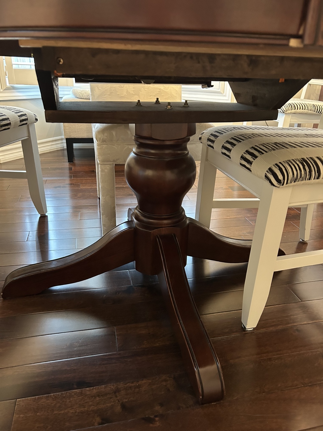 Round Extendable Dining Table - photo 2