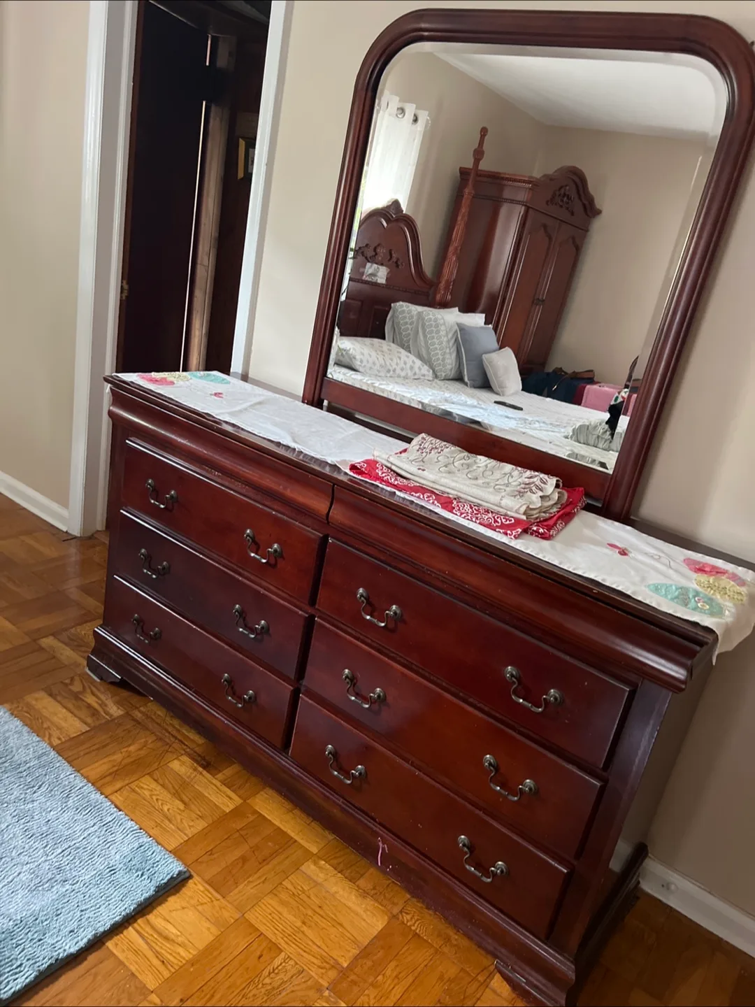 Wooden Dresser with Mirror image indicator(3)