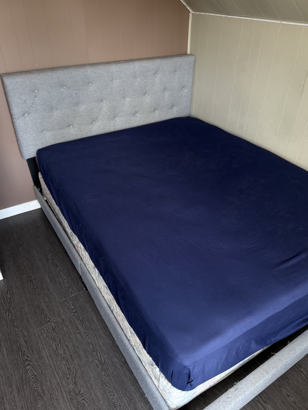 Queen size bed with headboard, Mattress & Box Spring - photo 2