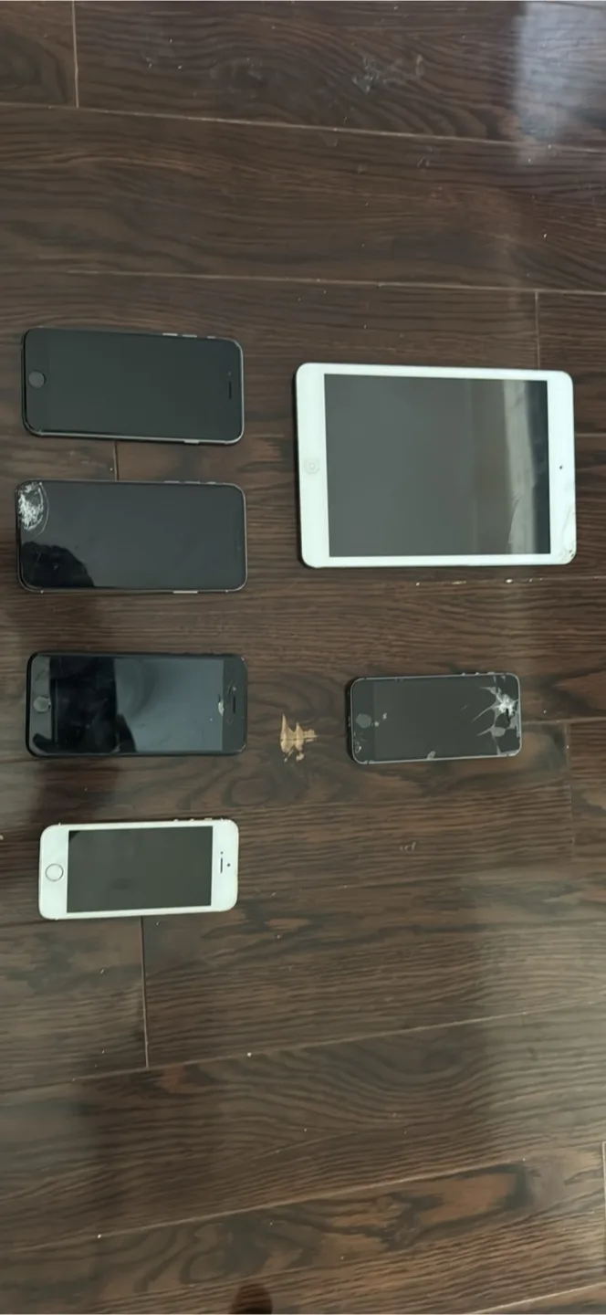 Apple iPhones and iPad Bundle image indicator(2)