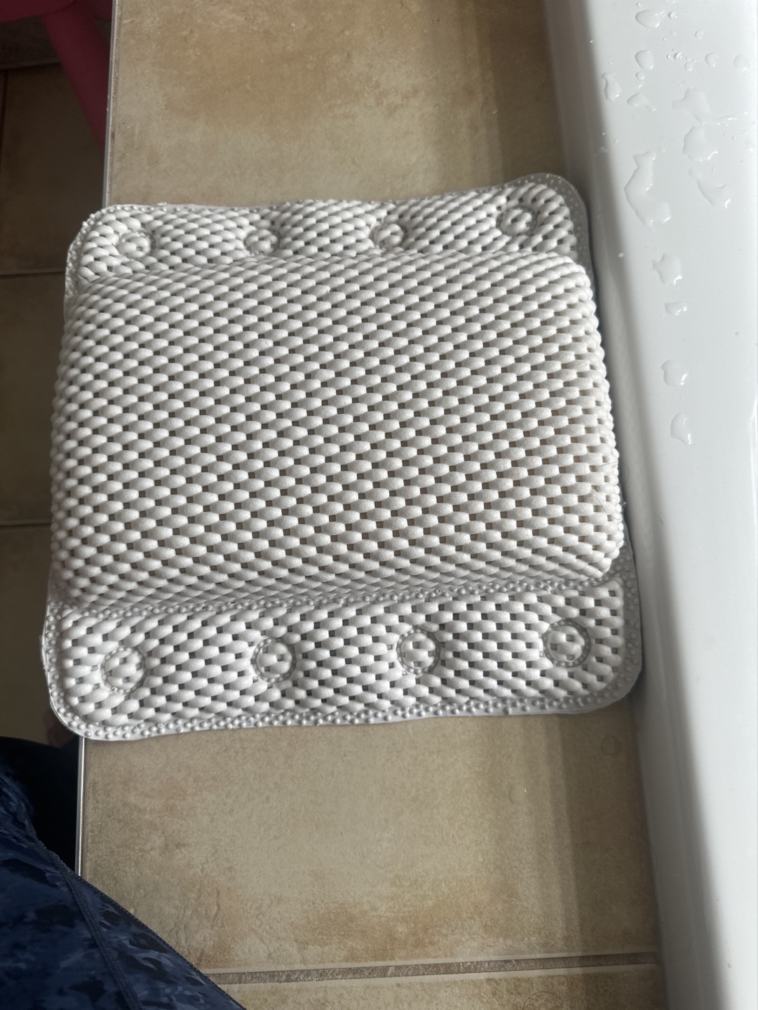 Bath pillow for tub