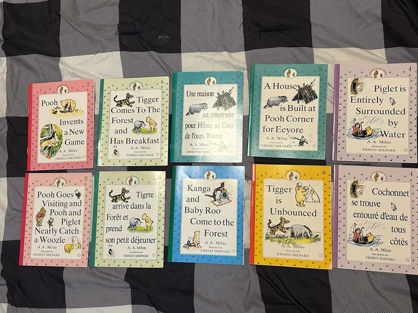 Winnie the Pooh Books (10) - Assorted Titles French & English thumbnail