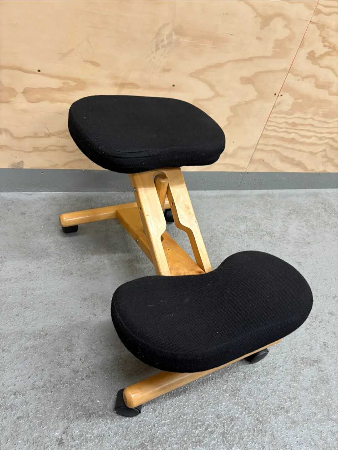 Ergonomic Kneeling Chair thumbnail