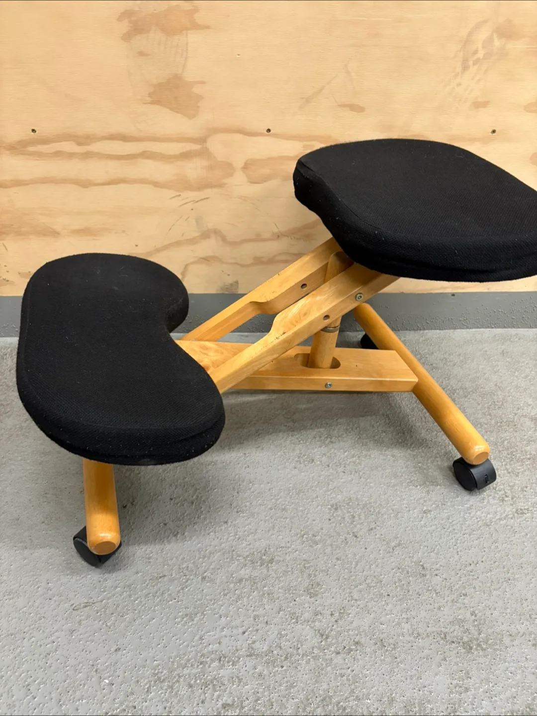 Ergonomic Kneeling Chair image indicator(2)