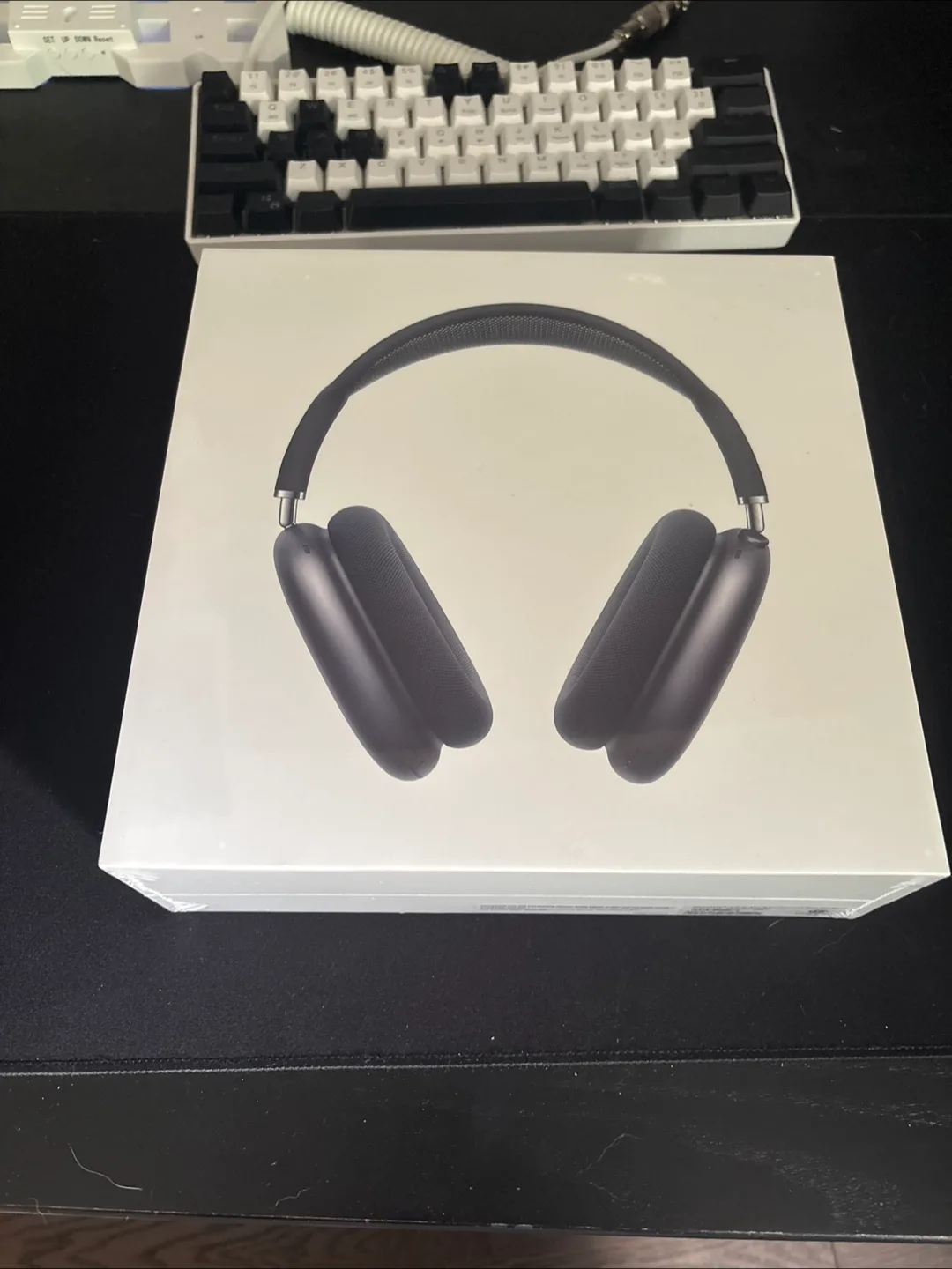 Apple AirPods Max with Smart Case - Space Grey thumbnail
