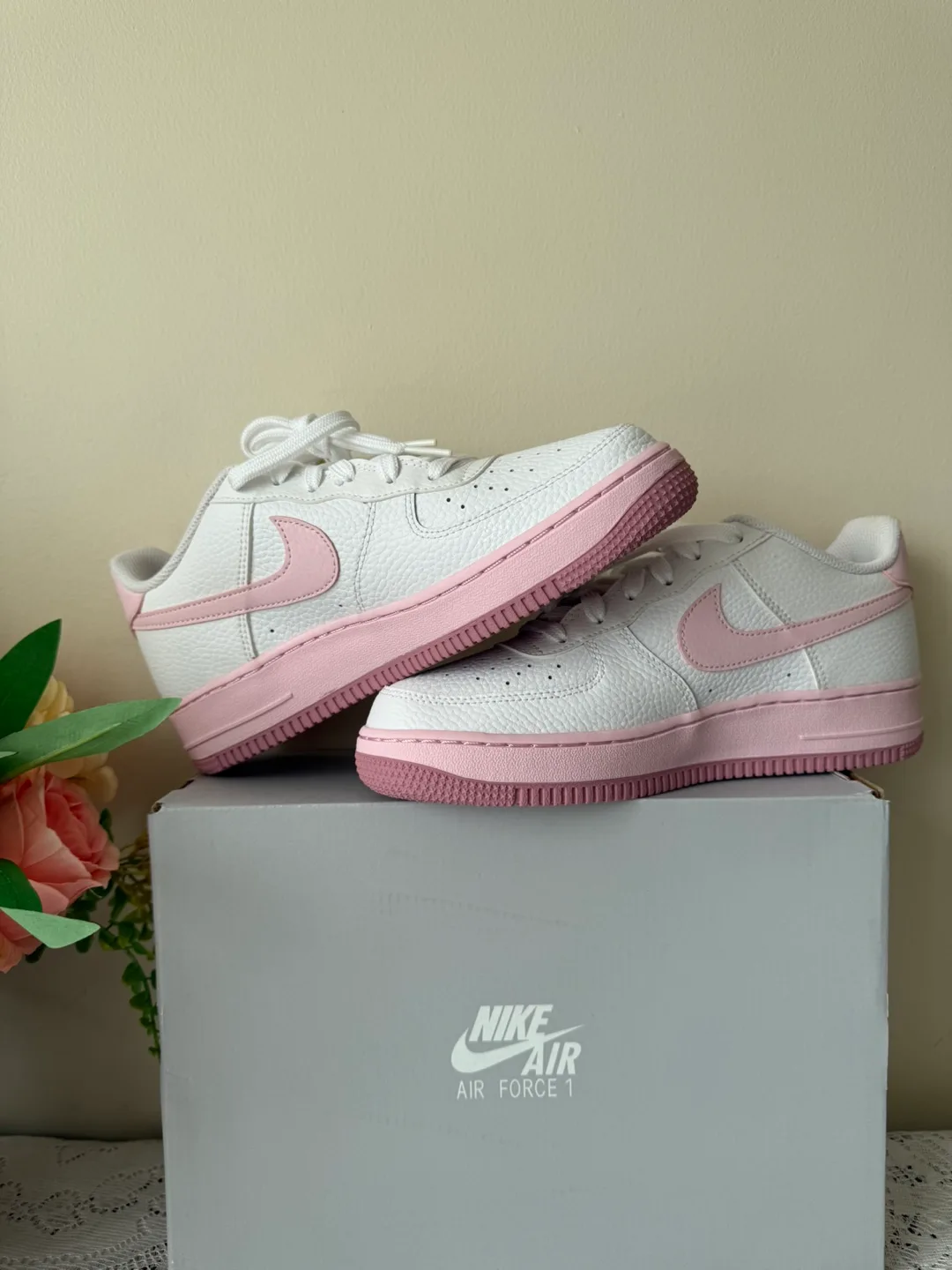 Nike Air Force Women’s Sneakers 🆕 Size: Y:6/W:7.5 thumbnail