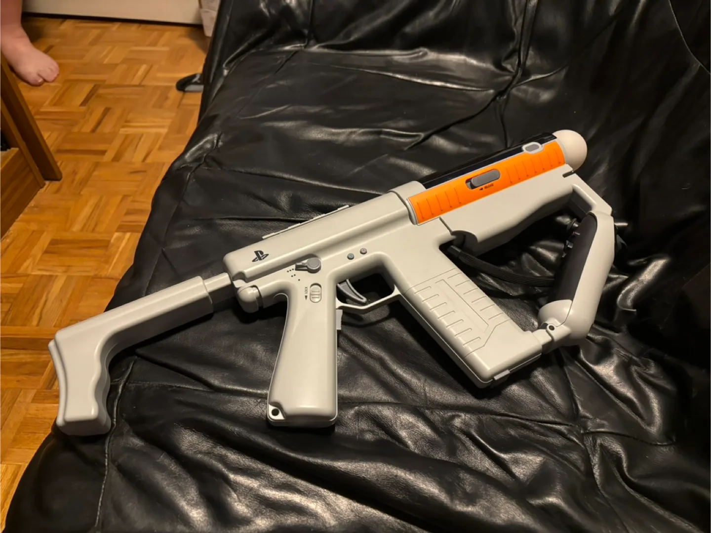 PlayStation Move Sharp Shooter with two controllers image indicator(2)