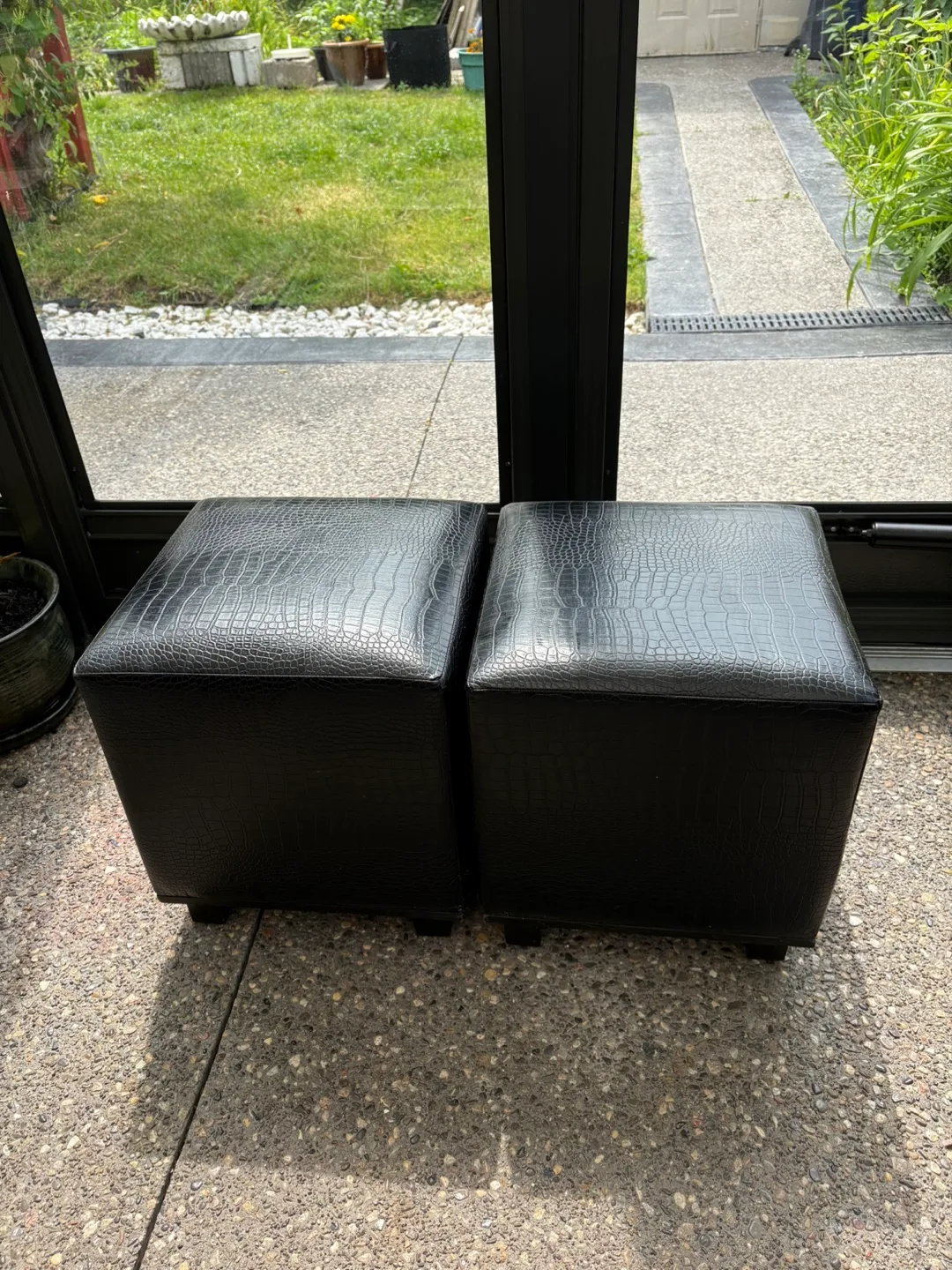 Two cubes stools thumbnail