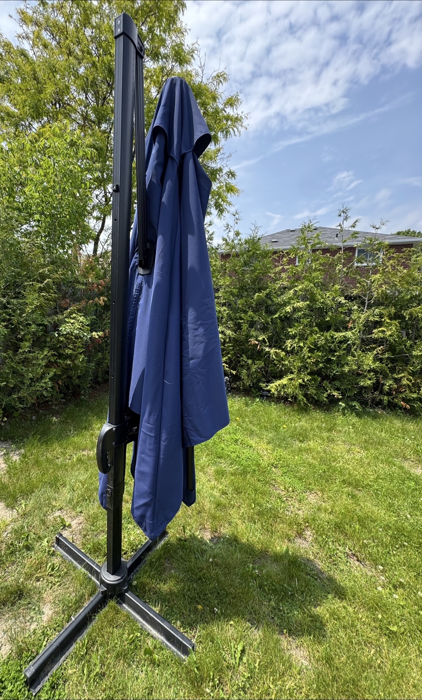 10x10ft ADJUSTABLE ANGLE PATIO UMBRELLA- NEEDS REPAIR