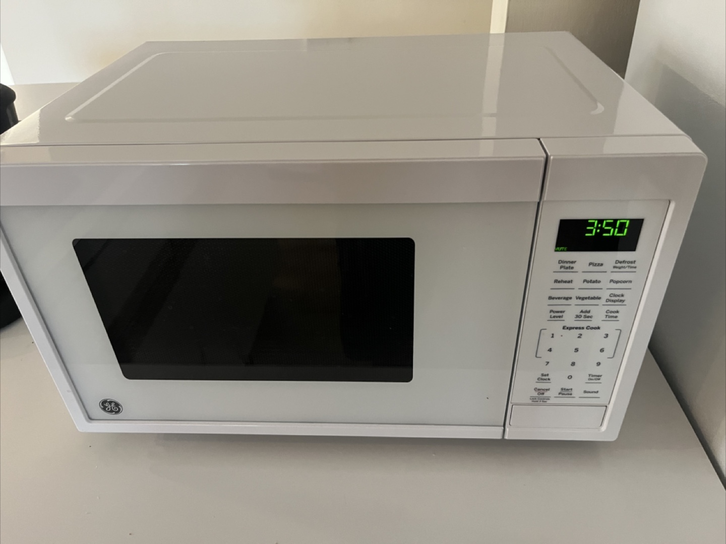 GE White Countertop Microwave - 900 Watts