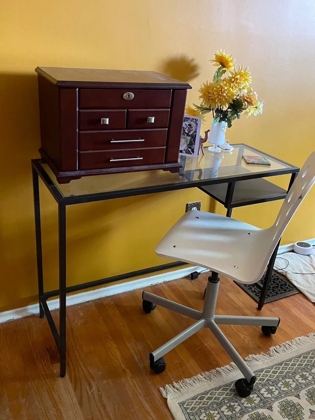 Glass and Metal Desk in beautiful condition! thumbnail