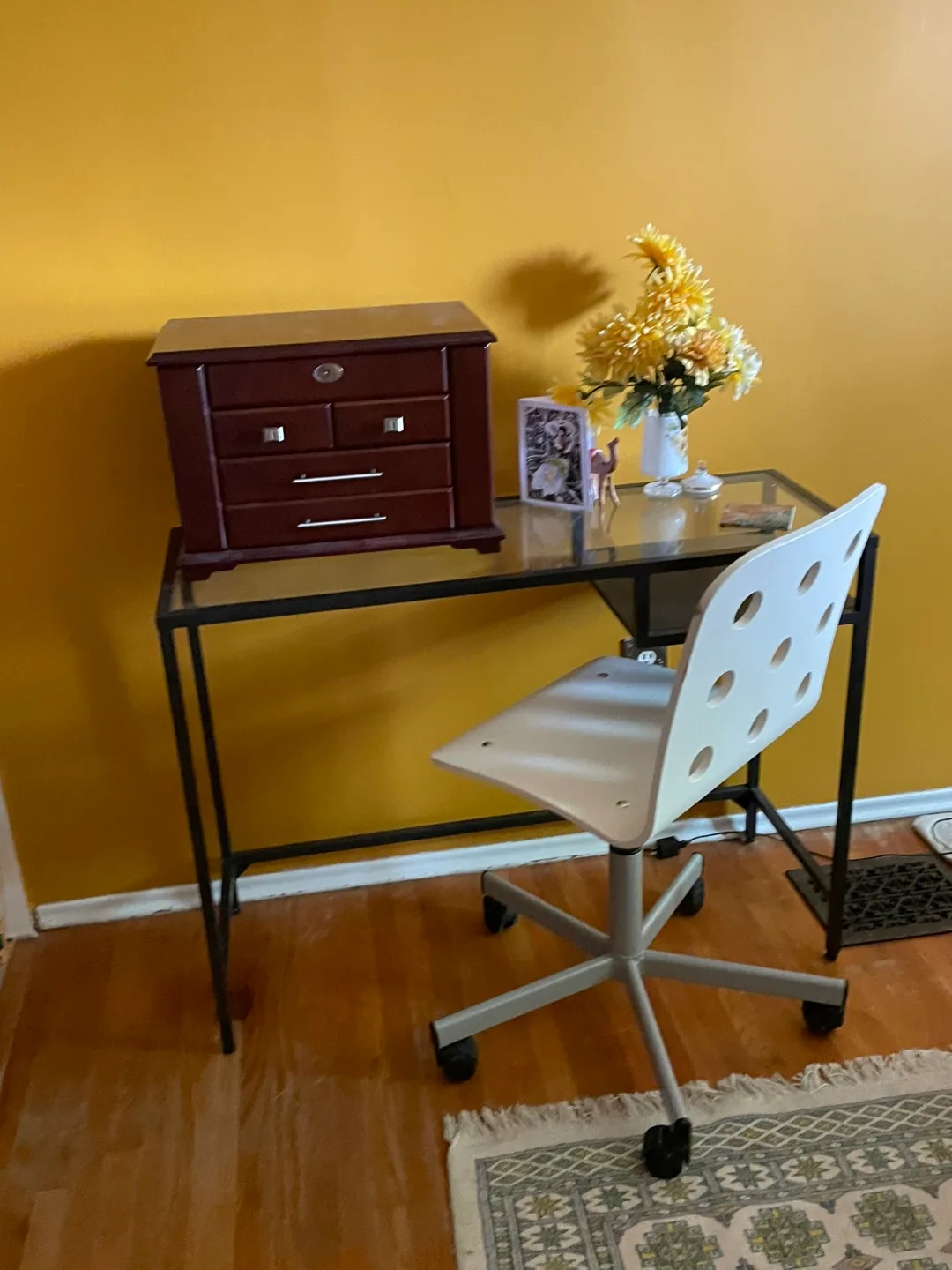 White Office Chair in beautiful condition! thumbnail