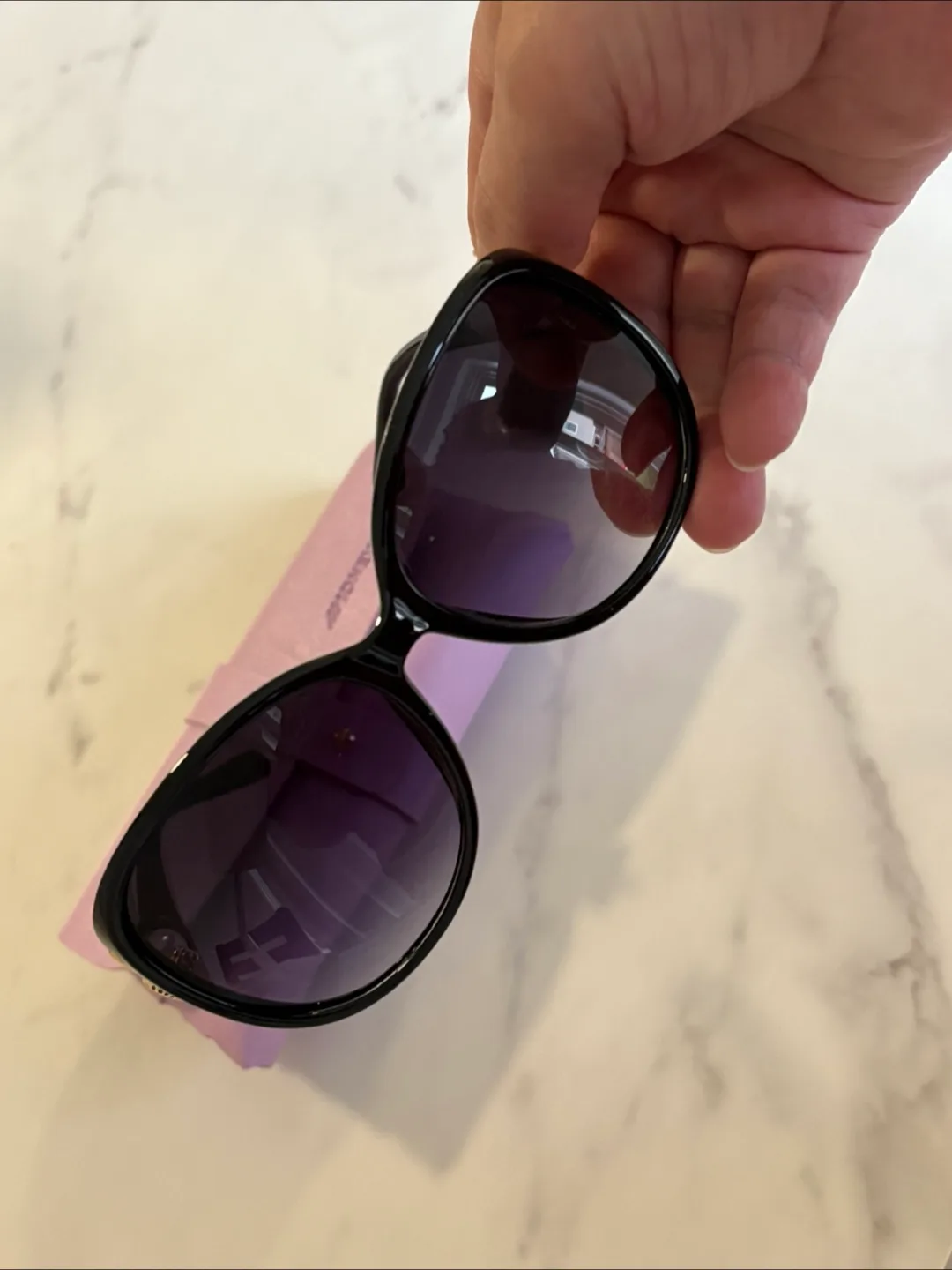 Elegant Women’s Sunglasses with Pearl Accent – Brand New image indicator(3)