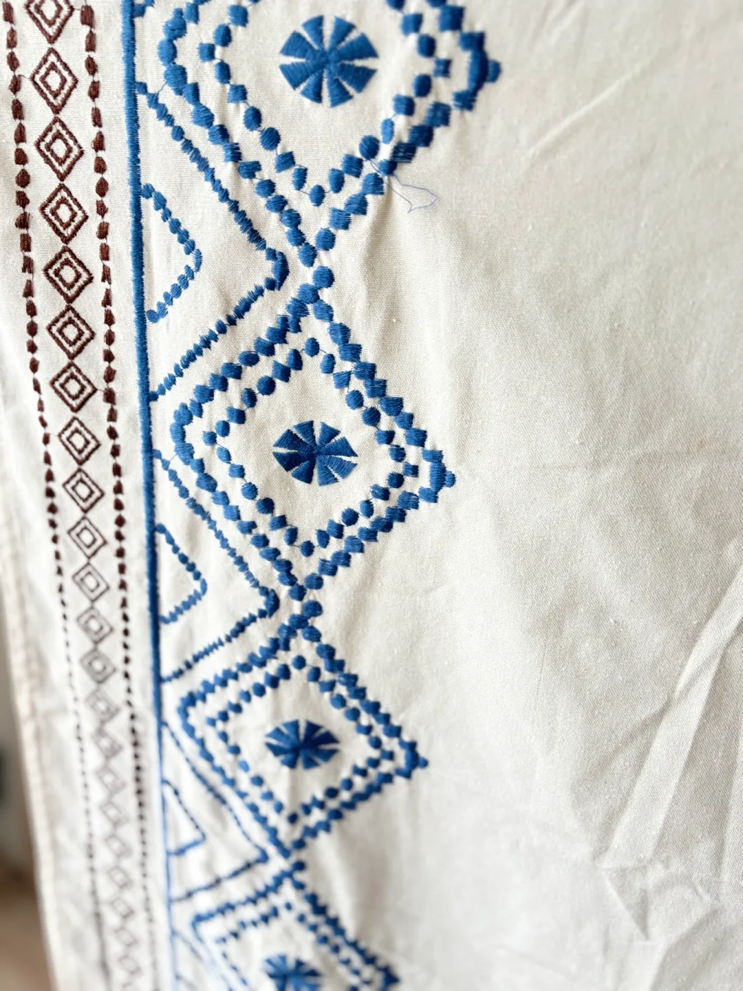 Embroidered table cloth  - Blue & White image indicator(3)