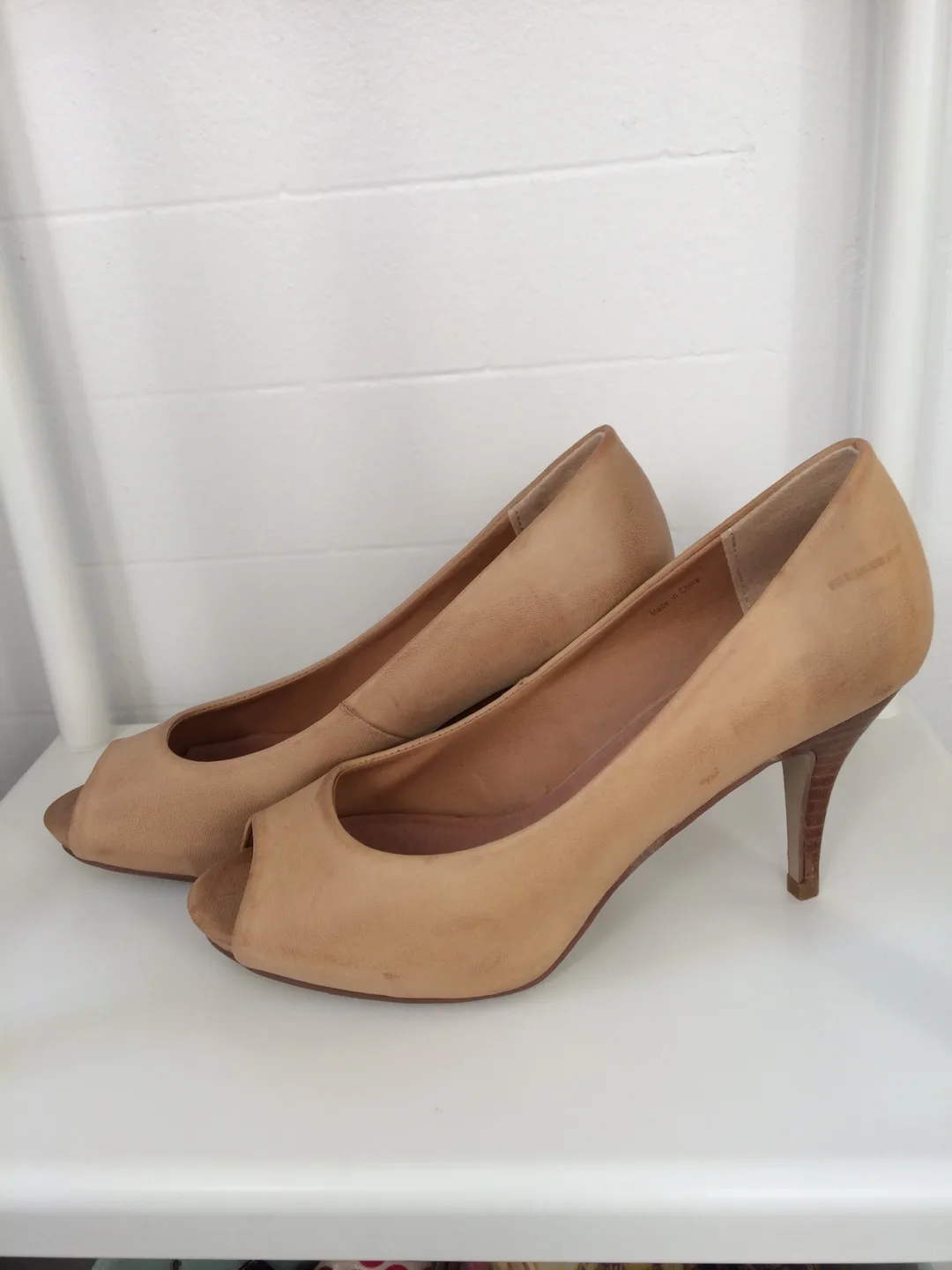 New Leather Heels  Sz 8 image indicator(2)