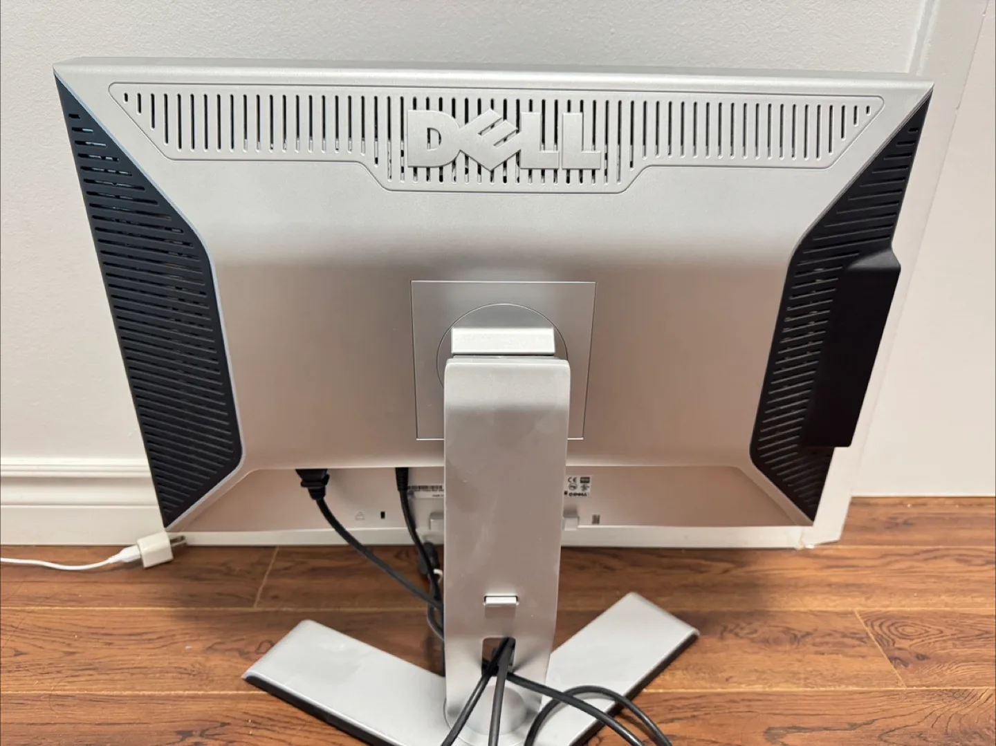 Dell 2408WFPb 24" LCD Monitor w/4-Port USB HDMI VGA DVI DP image indicator(2)