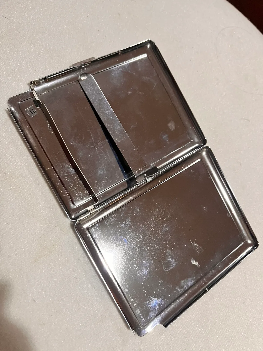 Angelina Jolie cigarette case image indicator(2)