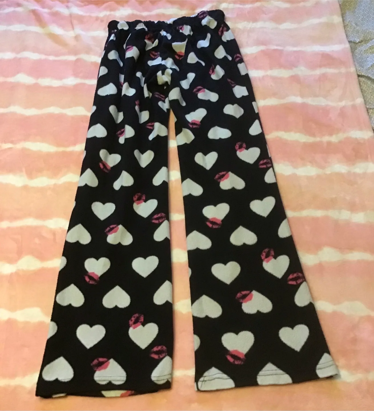 🤩 Heart & Lips Print Fleece PJ Pants image indicator(2)