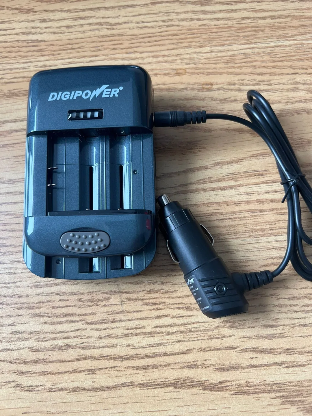 Digipower TC-U450 Battery Charger thumbnail
