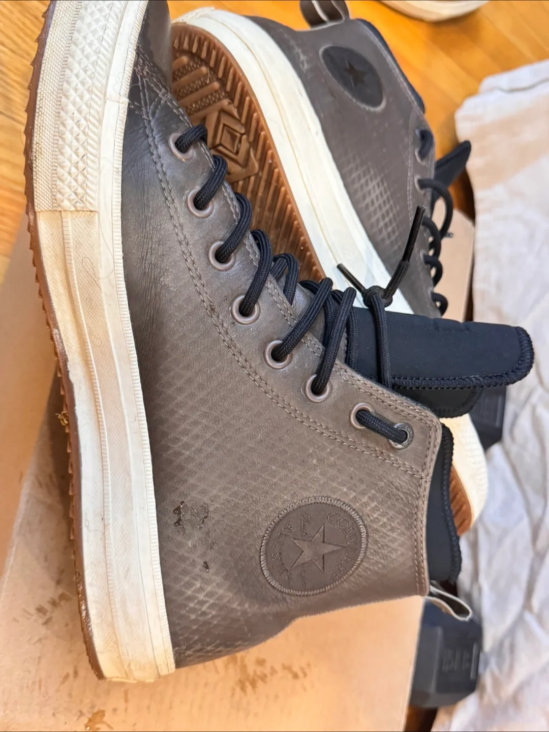 Converse Unisex Leather High-Top Sneakers - Size 10 image indicator(3)