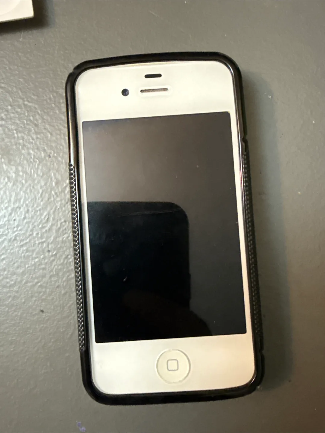 iPhone 4S with OtterBox Case. no charger image indicator(2)