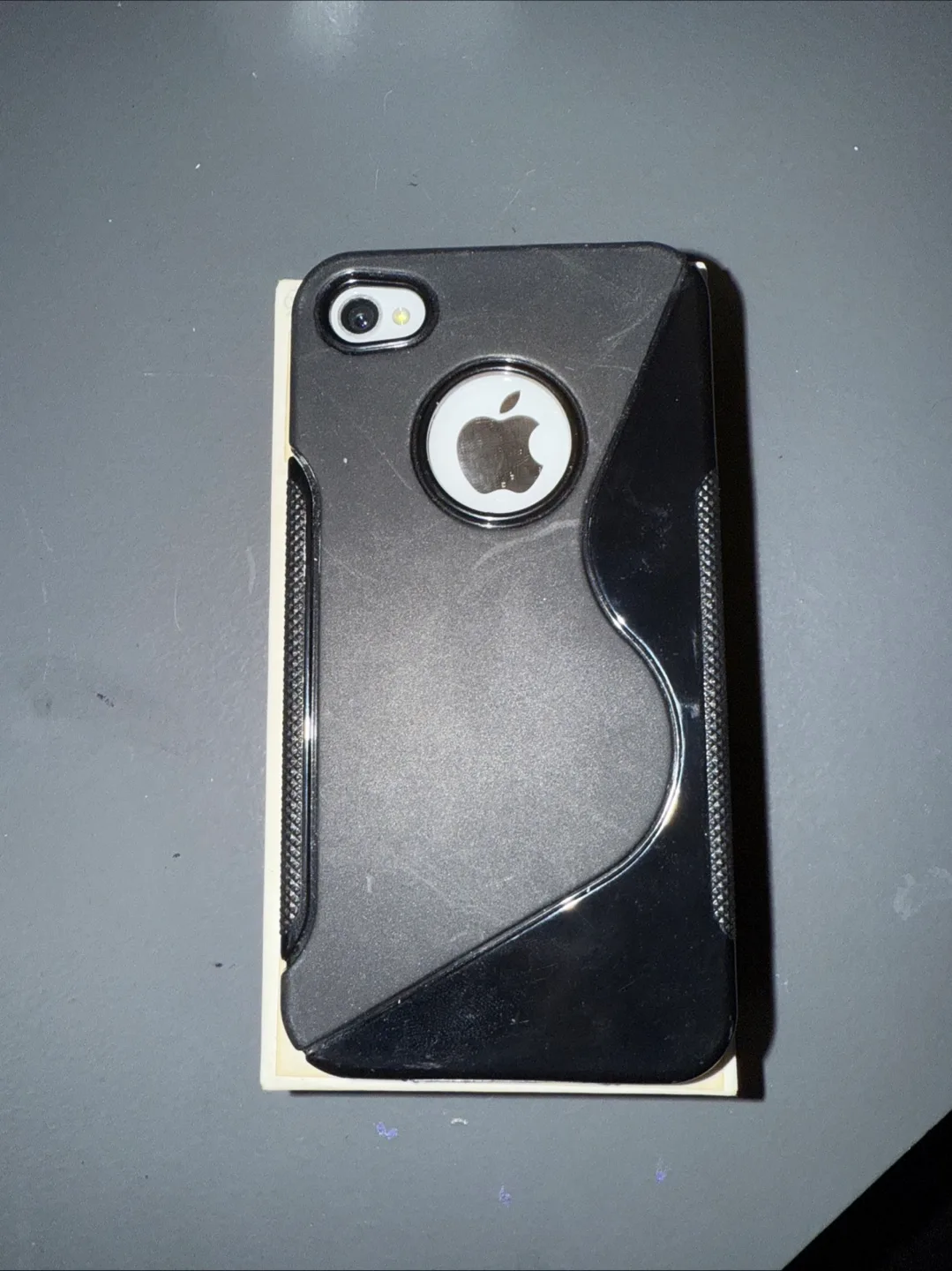 iPhone 4S with OtterBox Case. no charger image indicator(3)