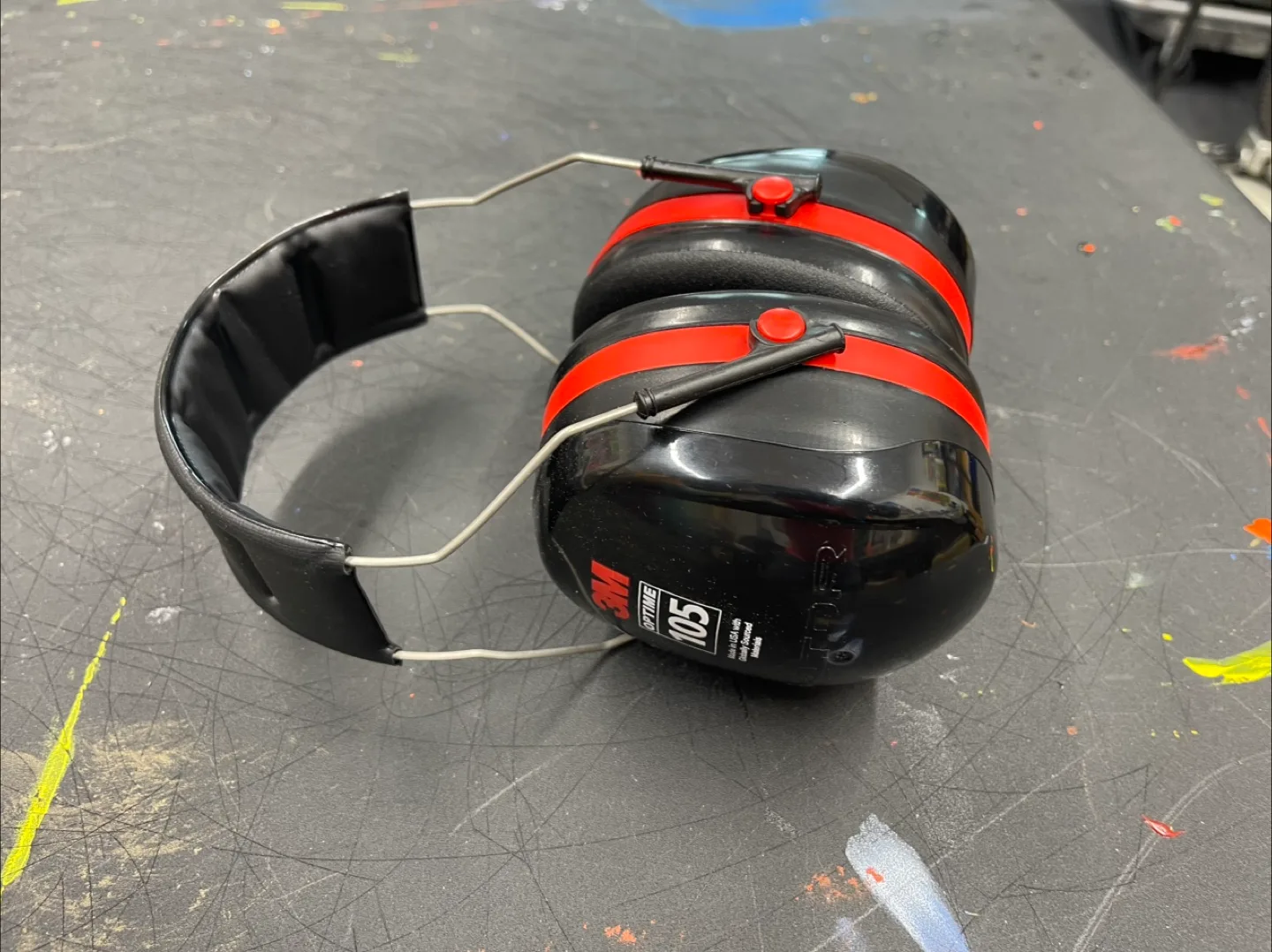 3M Optime 105 Earmuffs - Black & Red image indicator(3)