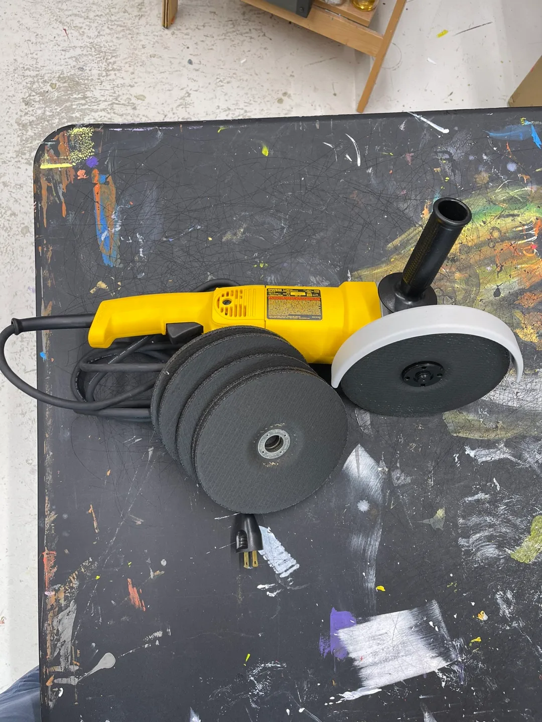 DeWalt Angle Grinder with Discs & Bag image indicator(4)
