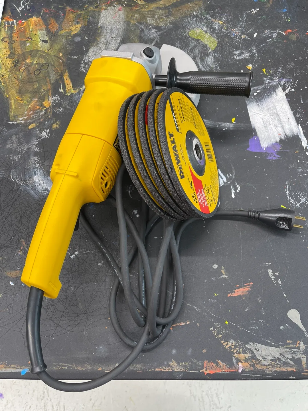 DeWalt Angle Grinder with Discs & Bag image indicator(2)